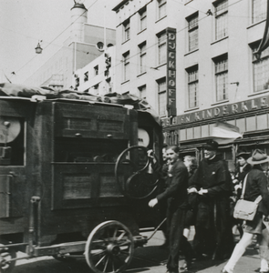 876802 Afbeelding van een draaiorgel dat 'uit de mottenballen' is gehaald om opgesteld te worden en te spelen bij de ...